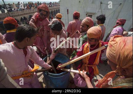 Indianer spielen mit Farben, um das Lathmar Holi Festival in der Nähe des Krishna Tempels im Dorf Nandgaon bei Mathura zu feiern, etwa 120 km von Neu-Delhi, Indien, 28. Februar 2015. Während des Festivals schlugen die Frauen von Barsana die Männer aus Nandgaon, der legendären Heimatstadt Krishnas, mit Holzstöcken, um ihre Bemühungen zu unterstützen, sie mit Farben zu versehen. l) INDIA-MATHURA-LATHMAR HOLI TumpaxMonda PUBLICATIONxNOTxINxCHN Indische Prominente spielen mit Farben, um das Holi Festival IN der Nähe des Krishna-Tempels IM Dorf bei Mathura zu feiern, etwa 120 km von Neu-Delhi, Indien, Februar 28 2015 während des Festes Stockfoto