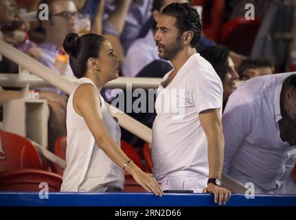 Schauspielerin Eva Longoria (L) und Freund Jose Antonio Baston reagieren beim Finale der Männer-Singles des mexikanischen Tennis Open 2015-Turniers zwischen dem japanischen Kei Nishikori und dem spanischen David Ferrer in Acapulco, Bundesstaat Guerrero, Mexiko, am 28. Februar 2015. Alejandro Ayala) (SP)MEXICO-GUERRERO-TENNIS-OPEN e AlejandroxAyala PUBLICATIONxNOTxINxCHN Stockfoto