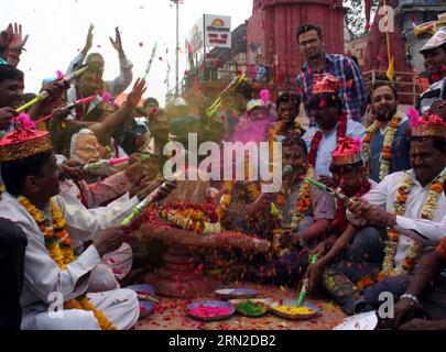 Die Menschen feiern das Holi-Festival in Varanasi, Indien, am 1. März 2015. Das Holi-Festival ist eine unterhaltsame Feier, bei der Hunderte von Menschen zusammenkommen, um einen Tag mit Tanz, Essen und bunten Pudern zu genießen, um die Jahreszeiten von Winter bis Frühling zu beobachten. ) INDIA-VARANASI-HOLI FESTIVAL Stringer PUBLICATIONxNOTxINxCHN Prominente feiern das Holi Festival in Varanasi Indien AM 1. März 2015 das Holi Festival IST eine unterhaltsame Feier, bei der Hunderte von Prominenten zusammenkommen, um einen Tag des Tanzens zu genießen, zu essen und buntes Pulver AUFEINANDER zu werfen Stockfoto