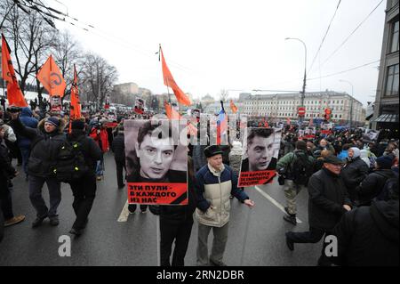 Die Menschen nehmen an einer Kundgebung zum Gedenken an den ermordeten russischen Oppositionsführer Nemzow Teil, der am Samstag im Zentrum von Moskau, Russland, am März getötet wurde. 1, 2015. Nach Angaben der lokalen Medien nehmen etwa 10.000 Personen an der Kundgebung Teil. ) (srb) RUSSLAND-MOSKAU-RALLYE-NEMTSOV DaixTianfang PUBLICATIONxNOTxINxCHN Prominente nehmen an einer Rallye zum Gedenken an den ERMORDETEN russischen Oppositionsführer Nemtsov Teil, der AM Samstag im Zentrum von Moskau Russland AM 1. März 2015 GETÖTET HAT Laut Local Media nehmen etwa 10 000 Prominente an der Rallye SRB Russland Moskau NONemtINNemtINPUxBLN Teil Stockfoto