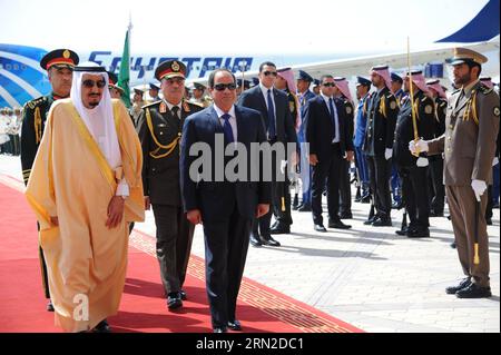 (150301) -- RIAD, 1. März 2015 -- das Foto der staatlichen ägyptischen Nachrichtenagentur zeigt, dass Saudi-Arabiens König Salman (L, Front) den ägyptischen Präsidenten Abdel Fattah al-Sisi (R, Front) am Flughafen in Riad, Saudi-Arabien, am 1. März 2015 begrüßt. Der ägyptische Präsident Abdel Fattah al-Sisi und Saudi-Arabiens König Salman bin Abdulaziz Al Saud führten am Sonntag in Riad eingehende Gespräche über die heiklen regionalen Fragen, so die Saudi Press Agency. ) SAUDI-RIAD-ÄGYPTEN-PRÄSIDENT-BESUCH MENA PUBLICATIONxNOTxINxCHN Riyadh 1. März 2015 das Handout Foto aus dem ägyptischen Staat Stockfoto