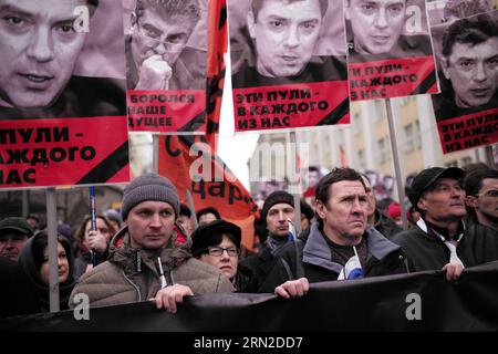 Die Menschen nehmen an einer Kundgebung zum Gedenken an den ermordeten russischen Oppositionsführer Nemzow Teil, der am Samstag im Zentrum von Moskau, Russland, am März getötet wurde. 1, 2015. Nach Angaben der lokalen Medien nehmen etwa 10.000 Personen an der Kundgebung Teil. ) (srb) RUSSLAND-MOSKAU-RALLYE-NEMTSOV DaixTianfang PUBLICATIONxNOTxINxCHN Prominente nehmen an einer Rallye zum Gedenken an den ERMORDETEN russischen Oppositionsführer Nemtsov Teil, der AM Samstag im Zentrum von Moskau Russland AM 1. März 2015 GETÖTET HAT Laut Local Media nehmen etwa 10 000 Prominente an der Rallye SRB Russland Moskau NONemtINNemtINPUxBLN Teil Stockfoto