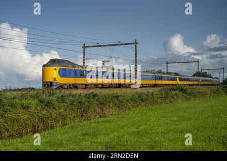 Akkrum – ein NS-Zug auf der Strecke im Norden des Landes. In den kommenden Jahren werden Reisende mehr Ärger durch die Instandhaltung der Eisenbahn erleben. Bahnmanager ProRail sagt, dass die Arbeit am Tag und in der Woche öfter erledigt werden muss. Im nächsten Jahr wird dies besonders in Friesland spürbar sein, aber auch der Güterverkehr auf dem Rotterdamer Havenspoorlijn und der Betuweroute wird davon betroffen sein. ANP JILMER POSTMA netherlands Out - belgium Out Stockfoto