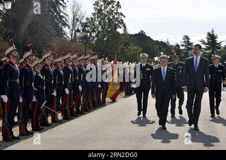 (150301) -- MADRID, 1. März 2015 -- das Bild der kolumbianischen Präsidentschaft zeigt, wie König Felipe VI. Von Spanien (R, Front) und der kolumbianische Präsident Juan Manuel Santos (L, Front) am 1. März 2015 an einer Begrüßungszeremonie im Palacio Real de El Pardo in Madrid, Spanien, teilnehmen. Der kolumbianische Präsident Juan Manuel Santos und seine Frau Maria Clemencia Rodriguez sind am Samstag zu einem dreitägigen Besuch nach Spanien gekommen, bei dem er nach Angaben der lokalen Presse die spanischen Behörden um Unterstützung für den Friedensprozess im Land ersuchen wird. Cesar Carrion/Kolumbiens Vorsitz) (rtg) SPANIEN-MADRID-KOLUMBIEN-POLITICS-V Stockfoto