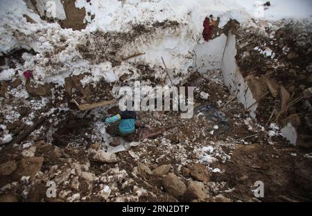 (150302) -- PANJSHIR, 2. März 2015 -- ein afghanischer Mann entfernt Schnee aus einem beschädigten Haus nach Lawinen in Abdullah Khil der Provinz Panjshir, Afghanistan, 1. März 2015. Die afghanische Regierung und die Hilfsorganisationen haben ihre Anstrengungen verstärkt, um die Soforthilfe für die Opfer tödlicher Lawinen in der östlichen Provinz Panjshir zu verstärken. ) AFGHANISTAN-PANJSHIR-LAWINEN-NACHWIRKUNGEN AhmadxMassoud PUBLICATIONxNOTxINxCHN Panjshir 2. März 2015 nach Lawinen in Abdullah Khil der Provinz Panjshir Afghanistan am 1. März 2015 hat die afghanische Regierung und die Hilfsorganisationen Schnee aus einem beschädigten Haus entfernt Stockfoto