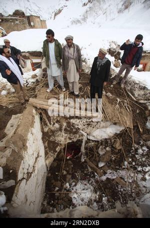 (150302) -- PANJSHIR, 2. März 2015 -- afghanische Männer stehen auf einem zerstörten Haus nach Lawinen in Abdullah Khil der Provinz Panjshir, Afghanistan, 1. März 2015. Die afghanische Regierung und die Hilfsorganisationen haben ihre Anstrengungen verstärkt, um die Soforthilfe für die Opfer tödlicher Lawinen in der östlichen Provinz Panjshir zu verstärken. ) AFGHANISTAN-PANJSHIR-LAWINEN-NACHWIRKUNGEN AhmadxMassoud PUBLICATIONxNOTxINxCHN Panjshir 2. März 2015 afghanische Männer stehen nach Lawinen in Abdullah Khil der Provinz Panjshir Afghanistan 1. März 2015 afghanische Regierung und Hilfsorganisationen bemühen sich nach Incre Stockfoto