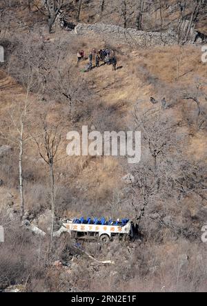 (150303) -- LINZHOU, 3. März 2015 -- Foto vom 3. März 2015 zeigt den Ort eines Verkehrsunfalls, bei dem 20 Menschen in der Stadt Linzhou, der zentralchinesischen Provinz Henan, ums Leben kamen. Zwanzig Tote wurden bestätigt und 13 weitere wurden verletzt, nachdem ein Bus am späten Montagabend in Linzhou City von einer Klippe gefallen war. Der Bus transportierte Mitglieder einer lokalen Operntruppe, als der Unfall in Linzhou, unter der Gerichtsbarkeit der Stadt Anyang, nach Angaben der Stadtverwaltung von Anyang, stattfand. (lfj) CHINA-HENAN-LINZHOU-VERKEHRSUNFALL (CN) ZhuxXiang PUBLICATIONxNOTxINxCHN Linzhou 3. März 2015 Photo Tak Stockfoto