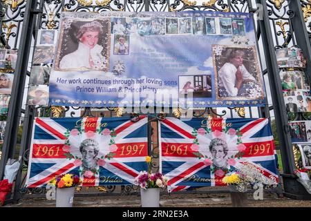 Tribut an den Toren des Kensington Palace, im Zentrum Londons, zum 26. Todestag von Diana, Prinzessin von Wales. Bilddatum: Donnerstag, 31. August 2023. Stockfoto