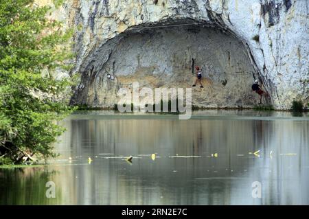 Via Ferrata oberhalb von Vidourle. La Roque d'Aubais, Saint-Series in der Nähe von Lunel. Occitanie, Frankreich Stockfoto