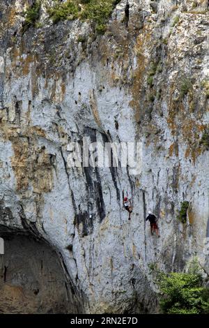 Via Ferrata oberhalb von Vidourle. La Roque d'Aubais, Saint-Series in der Nähe von Lunel. Occitanie, Frankreich Stockfoto