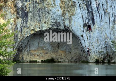 Via Ferrata oberhalb von Vidourle. La Roque d'Aubais, Saint-Series in der Nähe von Lunel. Occitanie, Frankreich Stockfoto