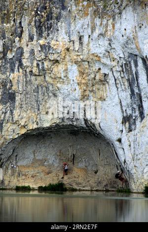 Via Ferrata oberhalb von Vidourle. La Roque d'Aubais, Saint-Series in der Nähe von Lunel. Occitanie, Frankreich Stockfoto