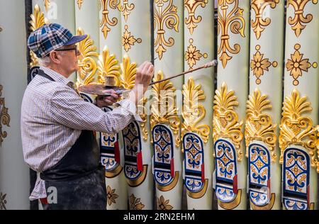 Der Spezialkünstler Robert Woodland von den Upright Gilders bringt die neu vergoldeten Orgelpfeifen der viktorianisch gestalteten Leeds Town Hall Orgel mit den letzten Schliff, als sie nach dem Orgelerneuerungsprojekt, bei dem das Instrument umfangreichen und weitreichenden Arbeiten unterzogen wurde, der Fertigstellung nahekommt. Bilddatum: Donnerstag, 31. August 2023. Stockfoto