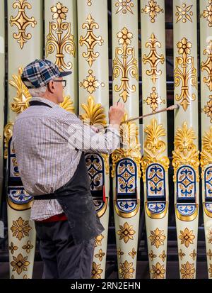 Der Spezialkünstler Robert Woodland von den Upright Gilders bringt die neu vergoldeten Orgelpfeifen der viktorianisch gestalteten Leeds Town Hall Orgel mit den letzten Schliff, als sie nach dem Orgelerneuerungsprojekt, bei dem das Instrument umfangreichen und weitreichenden Arbeiten unterzogen wurde, der Fertigstellung nahekommt. Bilddatum: Donnerstag, 31. August 2023. Stockfoto