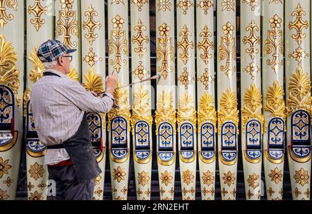 Der Spezialkünstler Robert Woodland von den Upright Gilders bringt die neu vergoldeten Orgelpfeifen der viktorianisch gestalteten Leeds Town Hall Orgel mit den letzten Schliff, als sie nach dem Orgelerneuerungsprojekt, bei dem das Instrument umfangreichen und weitreichenden Arbeiten unterzogen wurde, der Fertigstellung nahekommt. Bilddatum: Donnerstag, 31. August 2023. Stockfoto