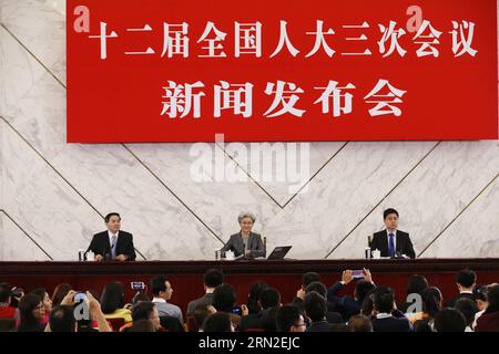 (150304) -- PEKING, 4. März 2015 -- Fu Ying (C), Sprecher der dritten Sitzung des 12. Nationalen Volkskongresses Chinas (NPC), spricht an der Pressekonferenz zur dritten Sitzung des 12. NPC in der Großen Halle des Volkes in Peking, der Hauptstadt Chinas, am 4. März 2015. Die dritte Sitzung des 12. NPC soll am 5. März in Peking eröffnet werden. ) (Yxb) (ZWEI SITZUNGEN) CHINA-PEKING-NPC-PRESSEKONFERENZ (CN) ShenxBohan PUBLICATIONxNOTxINxCHN Peking 4. März 2015 Fu Ying C-Sprecher der dritten Sitzung von China S 12. National Celebrities S Congress NPC spricht die Pressekonferenz an Stockfoto