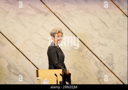 (150304) -- PEKING, 4. März 2015 -- Fu Ying (C), Sprecher der dritten Sitzung des 12. Nationalen Volkskongresses Chinas (NPC), kommt zur Pressekonferenz über die Sitzung in der Großen Halle des Volkes in Peking, Hauptstadt Chinas, am 4. März 2015. Die dritte Sitzung des 12. NPC soll am 5. März in Peking eröffnet werden. ) (Yxb) (ZWEI SITZUNGEN) CHINA-PEKING-NPC-PRESSEKONFERENZ (CN) LixXiang PUBLICATIONxNOTxINxCHN Peking 4. März 2015 Fu Ying C-Sprecher für die dritte Sitzung von China S 12. Nationale Prominente S Kongress NPC kommt zur Pressekonferenz ÜBER die Sitzung Stockfoto