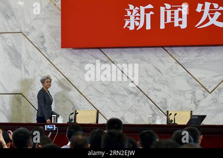 (150304) -- PEKING, 4. März 2015 -- Fu Ying (C), Sprecher der dritten Sitzung des 12. Nationalen Volkskongresses Chinas (NPC), kommt zur Pressekonferenz über die Sitzung in der Großen Halle des Volkes in Peking, Hauptstadt Chinas, am 4. März 2015. Die dritte Sitzung des 12. NPC soll am 5. März in Peking eröffnet werden. ) (Yxb) (ZWEI SITZUNGEN) CHINA-PEKING-NPC-PRESSEKONFERENZ (CN) LixRan PUBLICATIONxNOTxINxCHN Peking 4. März 2015 Fu Ying C-Sprecher für die dritte Sitzung von China S 12. National Celebrities S Congress NPC kommt zur Pressekonferenz ÜBER die Sitzung Stockfoto