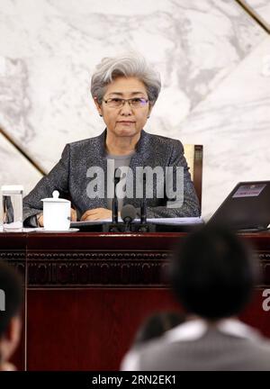 (150304) -- PEKING, 4. März 2015 -- Fu Ying (C), Sprecher der dritten Sitzung des 12. Nationalen Volkskongresses Chinas (NPC), nimmt an der Pressekonferenz zur Sitzung in der Großen Halle des Volkes in Peking, der Hauptstadt Chinas, am 4. März 2015 Teil. Die dritte Sitzung des 12. NPC soll am 5. März in Peking eröffnet werden. ) (Yxb) (ZWEI SITZUNGEN) CHINA-PEKING-NPC-PRESSEKONFERENZ (CN) ShenxBohan PUBLICATIONxNOTxINxCHN Peking 4. März 2015 Fu Ying C-Sprecher für die dritte Sitzung des China S 12. National Celebrities S Congress NPC nimmt an der Pressekonferenz ZU dieser Sitzung IN Th Teil Stockfoto