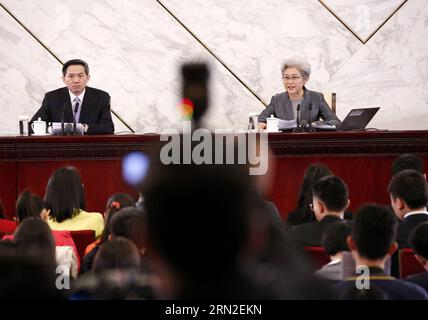 (150304) -- PEKING, 4. März 2015 -- Fu Ying (R), Sprecher der dritten Sitzung des 12. Nationalen Volkskongresses Chinas (NPC), spricht an die Pressekonferenz zur Sitzung in der Großen Halle des Volkes in Peking, der Hauptstadt Chinas, am 4. März 2015. Die dritte Sitzung des 12. NPC soll am 5. März in Peking eröffnet werden. ) (Yxb) (ZWEI SITZUNGEN) CHINA-PEKING-NPC-PRESSEKONFERENZ (CN) ShenxBohan PUBLICATIONxNOTxINxCHN Peking 4. März 2015 Fu Ying r Sprecher der dritten Sitzung des China S 12. National Celebrities S Congress NPC spricht die Pressekonferenz ÜBER DIE Sitzung an Stockfoto