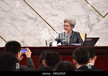 (150304) -- PEKING, 4. März 2015 -- Fu Ying, Sprecher der dritten Sitzung des 12. Nationalen Volkskongresses Chinas (NPC), spricht die Pressekonferenz über die Sitzung in der Großen Halle des Volkes in Peking, der Hauptstadt Chinas, am 4. März 2015 an. Die dritte Sitzung des 12. NPC soll am 5. März in Peking eröffnet werden. ) (Yxb) (ZWEI SITZUNGEN) CHINA-BEIJING-NPC-PRESS CONFERENCE (CN) LixRan PUBLICATIONxNOTxINxCHN Peking 4. März 2015 Fu Ying Sprecher der dritten Sitzung des China S 12. National Celebrities S Congress NPC spricht an die Pressekonferenz ZUR Sitzung IN der GRE Stockfoto