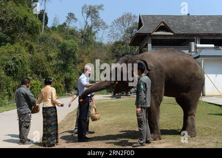 (150304) -- XISHUANGBANNA, 4. März 2015 -- der britische Prinz William besucht die asiatische Elefantenschutz- und Brutbasis in der Autonomen Region Xishuangbanna Dai, Provinz Yunnan im Südwesten Chinas, 4. März 2015. ) (lfj) CHINA-YUNNAN-BRITAIN S PRINCE WILLIAM-VISIT (CN) HuxChao PUBLICATIONxNOTxINxCHN Xishuangbanna 4. März 2015 Großbritannien S Prince William besucht die asiatische Elefantenschutz- und Brutbasis in Xishuangbanna Dai Autonome Region Südwest-China S Yunnan Province 4. März 2015 China Yunnan Britain NOS Prince William Visit NICATINCN PUxBLXN Stockfoto