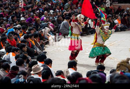 (150304) -- ZOIGE, 4. März 2015 -- Mönche führen einen religiösen Tanz während eines Gebetstreffens im Kloster Taktsang Lhamo im Kreis Zoige, Provinz Sichuan im Südwesten Chinas, am 4. März 2015 auf. Menschen tibetischer ethnischer Gruppen in Sichuan, Gansu und Qinghai versammelten sich im Kloster, um das Festival am Mittwoch zu feiern. ) (wyo) CHINA-SICHUAN-LHAMO KLOSTER-GEBETSTREFFEN (CN) JiangxHongjing PUBLICATIONxNOTxINxCHN 4. März 2015 Mönche führen einen religiösen Tanz während eines Gebetstreffens im Sang Stroke Lhamo Kloster im County Südwest China S Sichuan Provinz 4. März 2015 Promi Stockfoto