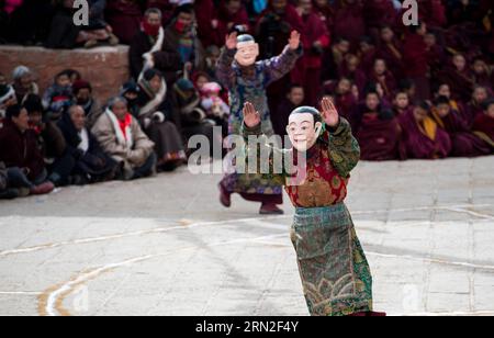 (150304) -- ZOIGE, 4. März 2015 -- Mönche führen einen religiösen Tanz während eines Gebetstreffens im Kloster Taktsang Lhamo im Kreis Zoige, Provinz Sichuan im Südwesten Chinas, am 4. März 2015 auf. Menschen tibetischer ethnischer Gruppen in Sichuan, Gansu und Qinghai versammelten sich im Kloster, um das Festival am Mittwoch zu feiern. ) (wyo) CHINA-SICHUAN-LHAMO KLOSTER-GEBETSTREFFEN (CN) JiangxHongjing PUBLICATIONxNOTxINxCHN 4. März 2015 Mönche führen einen religiösen Tanz während eines Gebetstreffens im Sang Stroke Lhamo Kloster im County Südwest China S Sichuan Provinz 4. März 2015 Promi Stockfoto