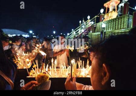 (150304) -- BANGKOK, 4. März 2015 -- Menschen beten während einer Zeremonie anlässlich des Makha Bucha Festivals am Sanam Luang plaza in Bangkok, Thailand, am 4. März 2015. Das Makha Bucha Festival wird von Buddhisten in Thailand am 15. Tag des dritten Monats im thailändischen Mondkalender gefeiert. )(zhf) THAILAND-BANGKOK-BUDDHISM-MAKHA BUCHA-CELEBRATION LixMangmang PUBLICATIONxNOTxINxCHN Bangkok 4. März 2015 Prominente beten während einer Zeremonie anlässlich des Bucha Festivals AUF dem Sanam Luang Plaza in Bangkok Thai Country am 4. März 2015 das Bucha Festival WIRD von Buddhisten in Thai Country O gefeiert Stockfoto
