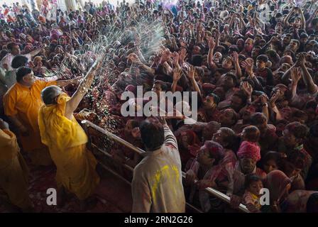 (150305) -- JAIPUR, 5. März 2015 -- indische hinduistische Anhänger feiern das Holi-Festival im Govind Dev Ji-Tempel in Jaipur, Indien, 5. März 2015. Die Tradition von Holi, auch bekannt als das Festival der Farben, wird zu Beginn der Frühlingssaison gefeiert. ) INDIEN-JAIPUR-HOLI FESTIVAL TumpaxMondal PUBLICATIONxNOTxINxCHN Jaipur 5. März 2015 Indische hinduistische Anhänger feiern das Holi Festival IM Govind Dev JI Tempel in Jaipur Indien 5. März 2015 die Tradition von Holi, das so genannte Festival of Colors, WIRD gefeiert, um den BEGINN der Frühlingssaison zu markieren Indien Jaipur Holi Festival PUB Stockfoto