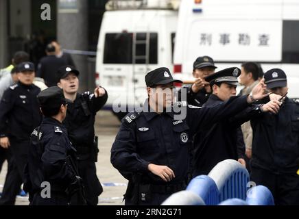 AKTUELLES ZEITGESCHEHEN Messerattacke im chinesischen Guangzhou 150306 -- GUANGZHOU, 6. März 2015 -- Polizisten und Sicherheitspersonal wachen am Bahnhof in Guangzhou, der Hauptstadt der südchinesischen Provinz Guangdong, am 6. März 2015. Neun Personen wurden verletzt und ein Verdächtiger wurde am 6. März um 820 Uhr 0020 GMT in das Krankenhaus geschickt, nachdem zwei messerschwingende Angreifer in der Nähe des Bahnhofs in Guangzhou heftig auf Menschenmassen gestoßen waren. Ein Angreifer wurde erschossen und der andere gefangen genommen, nachdem er einen Warnschuss der Polizei ignoriert hatte. Vier Schwerverletzte wurden aufgenommen Stockfoto