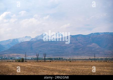 Wunderschöne Gipfel des Aragats-Berges in Armenien, bedeckt mit Schnee und Feldern im Spätherbst. Stockfoto