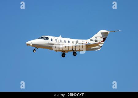 Queen Air Beech Beechjet 400A (REG: OK-BEE) auf der Finalbahn 31. Stockfoto