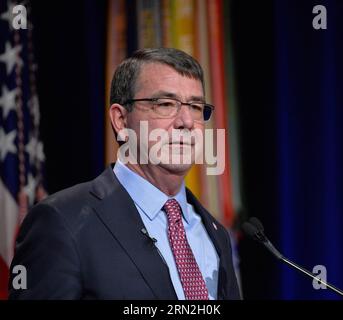 (150306) -- WASHINGTON D.C., 6. März 2015 -- US-Verteidigungsministerin Ashton Carter spricht vor der feierlichen Vereidigung im Pentagon Auditorium in Washington D.C., Hauptstadt der Vereinigten Staaten, 6. März 2015. Die Zeremonielle Vereidigung der US-Verteidigungsministerin Ashton Carter fand am Freitag im Pentagon statt. US-WASHINGTON D.C.-VERTEIDIGUNGSMINISTER BaoxDandan PUBLICATIONxNOTxINxCHN Washington D C 6. März 2015 US-VERTEIDIGUNGSMINISTERIN Ashton Carter spricht vor dem zeremoniellen Swearingen im Pentagon Auditorium in Washington D C Hauptstadt der Vereinigten Staaten 6. März 2 Stockfoto