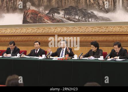 (150307) -- PEKING, 7. März 2015 -- der chinesische Ministerpräsident Li Keqiang (C), ebenfalls Mitglied des Ständigen Ausschusses des Politischen Büros des Zentralkomitees der Kommunistischen Partei Chinas, schließt sich einer Diskussion mit Abgeordneten des 12. Nationalen Volkskongresses (NPC) aus der nordchinesischen Provinz Hebei während der dritten Sitzung des 12. NPC in Peking, Hauptstadt Chinas, am 7. März 2015 an. ) (Yxb) (ZWEI SITZUNGEN) CHINA-PEKING-NPC-PANEL DISCUSSION-LI KEQIANG (CN) PangxXinglei PUBLICATIONxNOTxINxCHN Peking 7. März 2015 der chinesische Ministerpräsident verließ Keqiang C und war somit Mitglied des Thing Committee der Politica Stockfoto