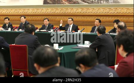 (150307) -- PEKING, 7. März 2015 -- der chinesische Ministerpräsident Li Keqiang (Back, 3. R), ebenfalls Mitglied des Ständigen Ausschusses des Politbüros des Zentralkomitees der Kommunistischen Partei Chinas, schließt sich einer Diskussion mit Abgeordneten des 12. Nationalen Volkskongresses (NPC) aus der ostchinesischen Provinz Jiangsu während der dritten Sitzung des 12. NPC in Peking, Hauptstadt Chinas, am 7. März 2015 an. ) (Yxb) (ZWEI SITZUNGEN) CHINA-BEIJING-NPC-PANEL DISCUSSION-LI KEQIANG (CN) MaxZhancheng PUBLICATIONxNOTxINxCHN Peking 7. März 2015 der chinesische Premier verließ Keqiang 3. R und war somit Mitglied der Thing Commi Stockfoto