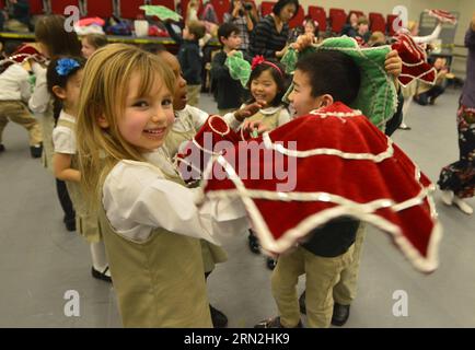 (150308) -- NEW YORK, 8. März 2015 -- lokale Kinder Proben das Singen der Ballade von Mulan, ein chinesisches Gedicht, das Hua Mulan, die legendäre Kriegerin in der chinesischen Geschichte, vor der chinesischen Tanzshow Legend of Mulan im Lincoln Center in New York, USA, am 8. März 2015 einstudiert. Insgesamt 36 Kinder kamen auf die Bühne und sangen am Sonntag die Ballade von Mulan, um die dreitägige Tanzvorstellung im Lincoln Center abzuschließen. Diese Kinder im Alter von vier bis zwölf Jahren sind von der Hudson Way Immersion School und lernen seit ihrem zweiten Lebensjahr Mandarin. Stockfoto