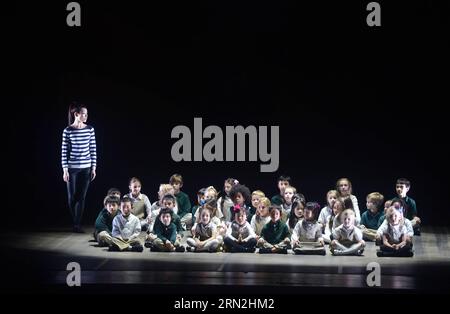 (150308) -- NEW YORK, 8. März 2015 -- lokale Kinder singen die Ballade von Mulan, ein chinesisches Gedicht, das Hua Mulan, die legendäre Kriegerin in der chinesischen Geschichte, vor der chinesischen Tanzshow Legend of Mulan im Lincoln Center in New York, USA, am 8. März 2015 anregt. Insgesamt 36 Kinder kamen auf die Bühne und sangen am Sonntag die Ballade von Mulan, um die dreitägige Tanzvorstellung im Lincoln Center abzuschließen. Diese Kinder im Alter von vier bis zwölf Jahren sind von der Hudson Way Immersion School und lernen seit ihrem Alter von zwei Jahren Mandarin. WIR SIND NEU Stockfoto