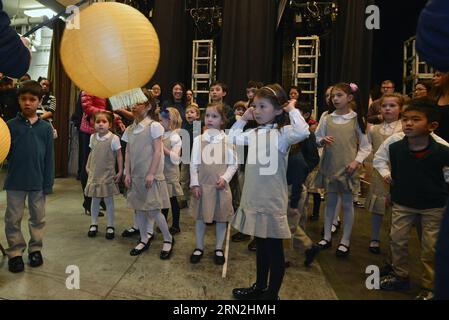 (150308) -- NEW YORK, 8. März 2015 -- lokale Kinder Proben das Singen der Ballade von Mulan, ein chinesisches Gedicht, das Hua Mulan, die legendäre Kriegerin in der chinesischen Geschichte, vor der chinesischen Tanzshow Legend of Mulan im Lincoln Center in New York, USA, am 8. März 2015 einstudiert. Insgesamt 36 Kinder kamen auf die Bühne und sangen am Sonntag die Ballade von Mulan, um die dreitägige Tanzvorstellung im Lincoln Center abzuschließen. Diese Kinder im Alter von vier bis zwölf Jahren sind von der Hudson Way Immersion School und lernen seit ihrem zweiten Lebensjahr Mandarin. Stockfoto