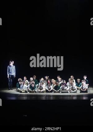 (150308) -- NEW YORK, 8. März 2015 -- lokale Kinder singen die Ballade von Mulan, ein chinesisches Gedicht, das Hua Mulan, die legendäre Kriegerin in der chinesischen Geschichte, vor der chinesischen Tanzshow Legend of Mulan im Lincoln Center in New York, USA, am 8. März 2015 anregt. Insgesamt 36 Kinder kamen auf die Bühne und sangen am Sonntag die Ballade von Mulan, um die dreitägige Tanzvorstellung im Lincoln Center abzuschließen. Diese Kinder im Alter von vier bis zwölf Jahren sind von der Hudson Way Immersion School und lernen seit ihrem Alter von zwei Jahren Mandarin. WIR SIND NEU Stockfoto