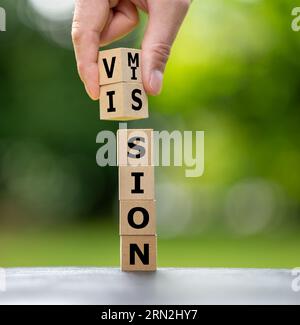 Ein Stapel Holzwürfel bilden die Worte Vision und Mission. Stockfoto