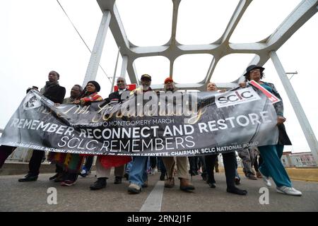 AKTUELLES ZEITGESCHEHEN Selma-Montgomery Gedenkmarsch 150309 -- SELMA, 9. März 2015 -- Menschen gehen über die Edmund Pettus Brücke während eines marsches in Richtung Montgomery, um den 50. Jahrestag der gewalttätigen Bürgerrechtsbewegung Bloody Sunday in Selma, Alabama, USA, 9. März 2015 zu feiern. US-SELMA-MARCH-BLOODY SUNDAY-ANNIVERARY YinxBogu PUBLICATIONxNOTxINxCHN News aktuelle Ereignisse Selma Montgomery Memorial Selma 9. März 2015 Prominente gehen über die Edmund Pettus Bridge während eines Marsches in Richtung Montgomery, um den 50. Jahrestag der gewalttätigen Bürgerrechtsbewegung Bloody Sund zu feiern Stockfoto