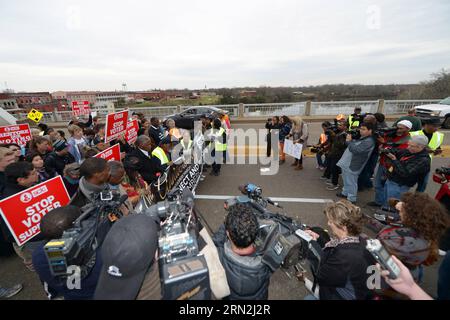 AKTUELLES ZEITGESCHEHEN Selma-Montgomery Gedenkmarsch 150309 -- SELMA, 9. März 2015 -- Menschen gehen über die Edmund Pettus Brücke während eines marsches in Richtung Montgomery, um den 50. Jahrestag der gewalttätigen Bürgerrechtsbewegung Bloody Sunday in Selma, Alabama, USA, 9. März 2015 zu feiern. US-SELMA-MARCH-BLOODY SUNDAY-ANNIVERARY YinxBogu PUBLICATIONxNOTxINxCHN News aktuelle Ereignisse Selma Montgomery Memorial Selma 9. März 2015 Prominente gehen über die Edmund Pettus Bridge während eines Marsches in Richtung Montgomery, um den 50. Jahrestag der gewalttätigen Bürgerrechtsbewegung Bloody Sund zu feiern Stockfoto