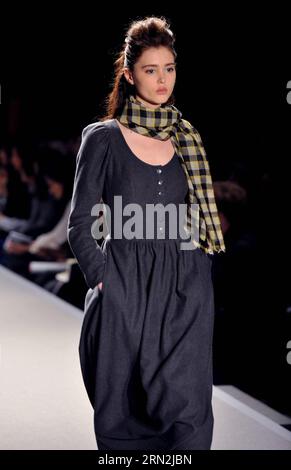 (150310) -- PARIS, 10. März 2015 -- Ein Modell präsentiert eine Kreation von agnes B. während der Pariser Fashion Week Herbst/Winter 2015-2016 in Paris, Frankreich, am 10. März 2015. ) (Djj) FRANCE-PARIS-FASHION WEEK-AGNES B. ChenxXiaowei PUBLICATIONxNOTxINxCHN Paris 10. März 2015 A Model präsentiert A Creation of Agnes B während der Paris Fashion Week Case Winter 2015 2016 in Paris Frankreich AM 10. März 2015 France Paris Fashion Week Agnes B PUBLICATIONxNOTxINxCHN Stockfoto