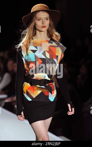 (150310) -- PARIS, 10. März 2015 -- Ein Modell präsentiert eine Kreation von agnes B. während der Pariser Fashion Week Herbst/Winter 2015-2016 in Paris, Frankreich, am 10. März 2015. ) (Djj) FRANCE-PARIS-FASHION WEEK-AGNES B. ChenxXiaowei PUBLICATIONxNOTxINxCHN Paris 10. März 2015 A Model präsentiert A Creation of Agnes B während der Paris Fashion Week Case Winter 2015 2016 in Paris Frankreich AM 10. März 2015 France Paris Fashion Week Agnes B PUBLICATIONxNOTxINxCHN Stockfoto