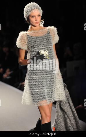 (150310) -- PARIS, 10. März 2015 -- Ein Modell präsentiert eine Kreation von agnes B. während der Pariser Fashion Week Herbst/Winter 2015-2016 in Paris, Frankreich, am 10. März 2015. ) (Djj) FRANCE-PARIS-FASHION WEEK-AGNES B. ChenxXiaowei PUBLICATIONxNOTxINxCHN Paris 10. März 2015 A Model präsentiert A Creation of Agnes B während der Paris Fashion Week Case Winter 2015 2016 in Paris Frankreich AM 10. März 2015 France Paris Fashion Week Agnes B PUBLICATIONxNOTxINxCHN Stockfoto