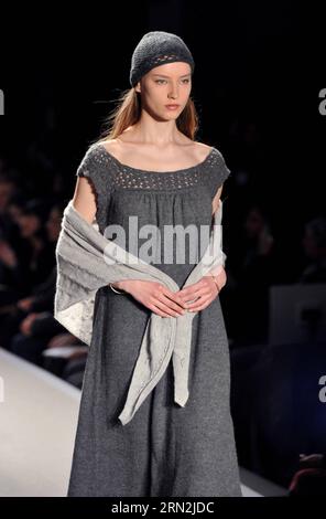 (150310) -- PARIS, 10. März 2015 -- Ein Modell präsentiert eine Kreation von agnes B. während der Pariser Fashion Week Herbst/Winter 2015-2016 in Paris, Frankreich, am 10. März 2015. ) (Djj) FRANCE-PARIS-FASHION WEEK-AGNES B. ChenxXiaowei PUBLICATIONxNOTxINxCHN Paris 10. März 2015 A Model präsentiert A Creation of Agnes B während der Paris Fashion Week Case Winter 2015 2016 in Paris Frankreich AM 10. März 2015 France Paris Fashion Week Agnes B PUBLICATIONxNOTxINxCHN Stockfoto