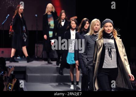 (150310) -- PARIS, 10. März 2015 -- Models präsentieren Kreationen von agnes B. während der Pariser Fashion Week Herbst/Winter 2015-2016 in Paris, Frankreich, am 10. März 2015. ) (Djj) FRANCE-PARIS-FASHION WEEK-AGNES B. ChenxXiaowei PUBLICATIONxNOTxINxCHN Paris 10. März 2015 Models präsentieren Kreationen von Agnes B während der Paris Fashion Week Case Winter 2015 2016 in Paris Frankreich AM 10. März 2015 Paris Fashion Week Agnes B PUBLICATIONxNOTxINxCHN Stockfoto