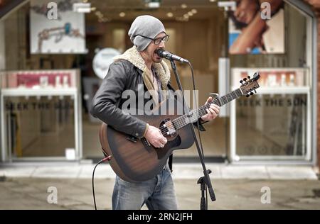 Gitarrenbusker auf der Straße Stratford upon Avon, Warwickshire, England Stockfoto
