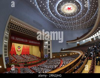 (150311) -- PEKING, 11. März 2015 -- die vierte Plenarsitzung der dritten Sitzung des 12. Nationalen Komitees der Politischen Konsultativkonferenz des chinesischen Volkes (CPPCC) findet in der Großen Halle des Volkes in Peking, der Hauptstadt Chinas, am 11. März 2015 statt. ) (Yxb) (ZWEI SITZUNGEN) CHINA-PEKING-CPPCC-VIERTE PLENARSITZUNG (CN) LiuxWeibing PUBLICATIONxNOTxINxCHN Peking 11. März 2015 die Vierte Plenarsitzung der Dritten Sitzung des 12. Nationalen Komitees der chinesischen Prominenten S politische Konsultativkonferenz CPPCC IST Held in der Großen Halle der Prominenten in Beij Stockfoto